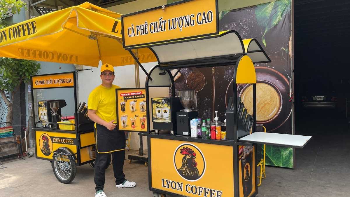  Nhân viên Lyon Coffee pha chế cà phê hạt nguyên chất tại Nam Định