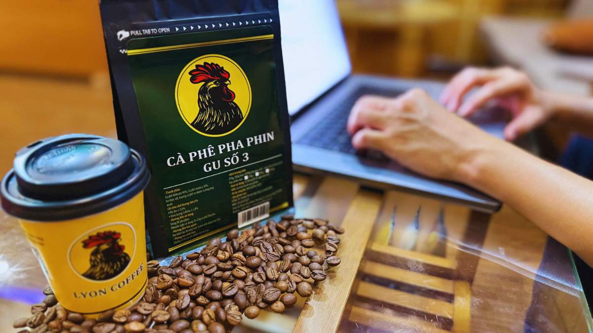 Khách hàng thưởng thức cà phê sữa đá gu số 3, gu quốc dân tại quán.