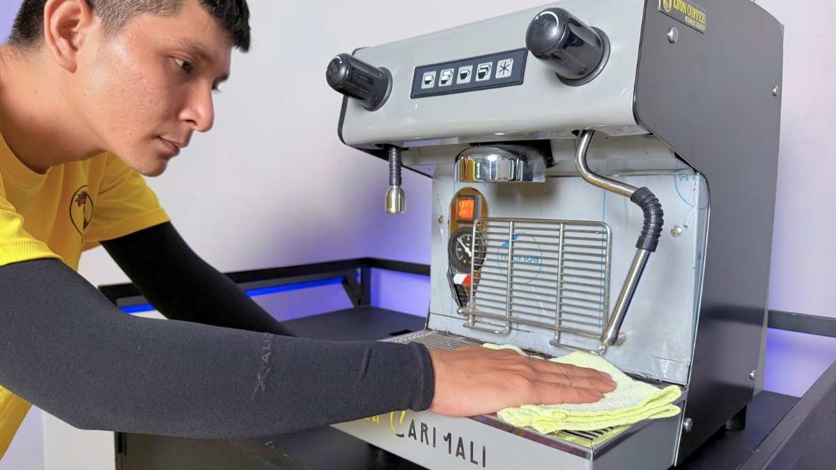 barista pha chế espresso trong quán nhỏ với máy 1 group rotary pump