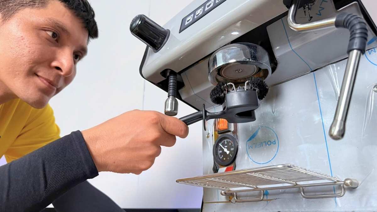 vệ sinh group head và vòi steam của máy pha cà phê Carimali