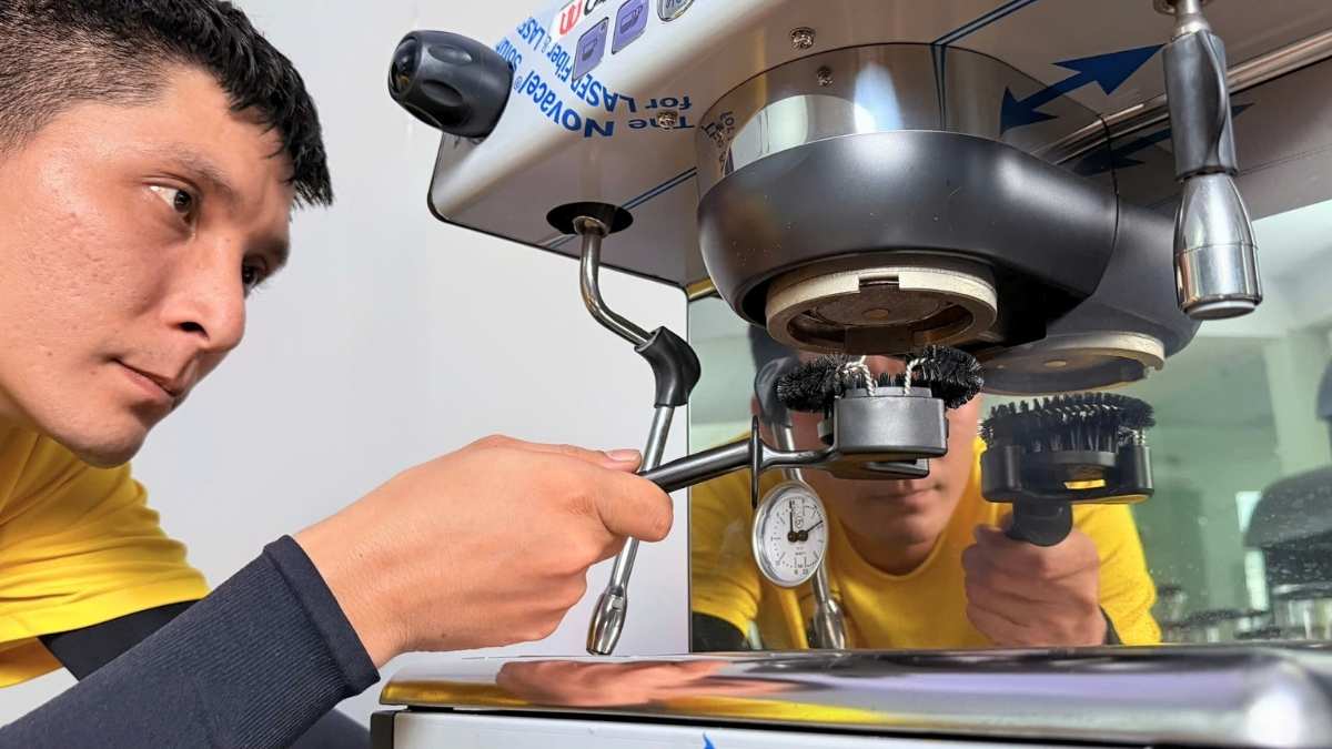 vệ sinh group head và vòi steam của Casadio Undici A1