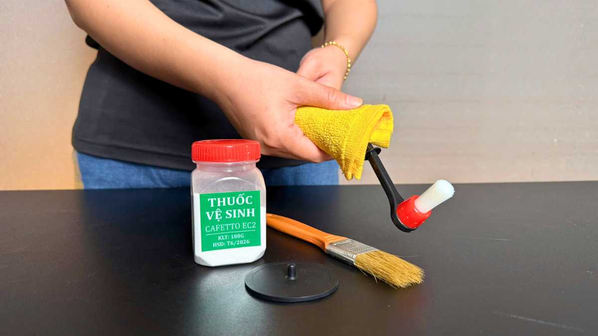 Combo vệ sinh máy pha được bảo quản khô ráo, khăn lau phơi sạch
