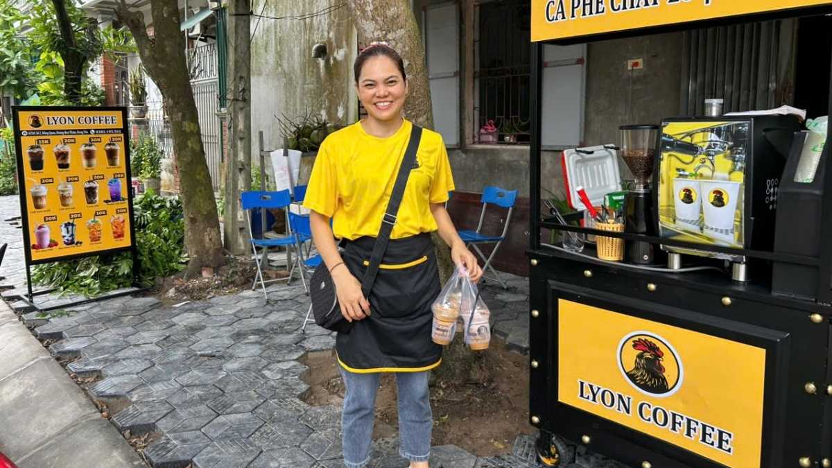 Xe cà phê lưu động 100×60×185 cm với thiết kế tiện nghi và bánh di chuyển.