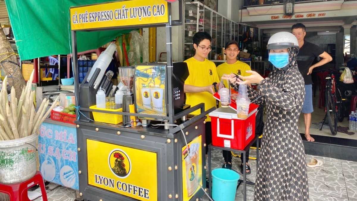 So sánh xe cà phê định lượng tự động với mô hình pha cơ truyền thống.