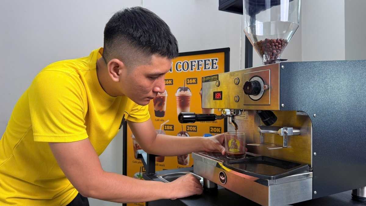 Công suất 150 ly/ngày, ổn định cho quán nhỏ.