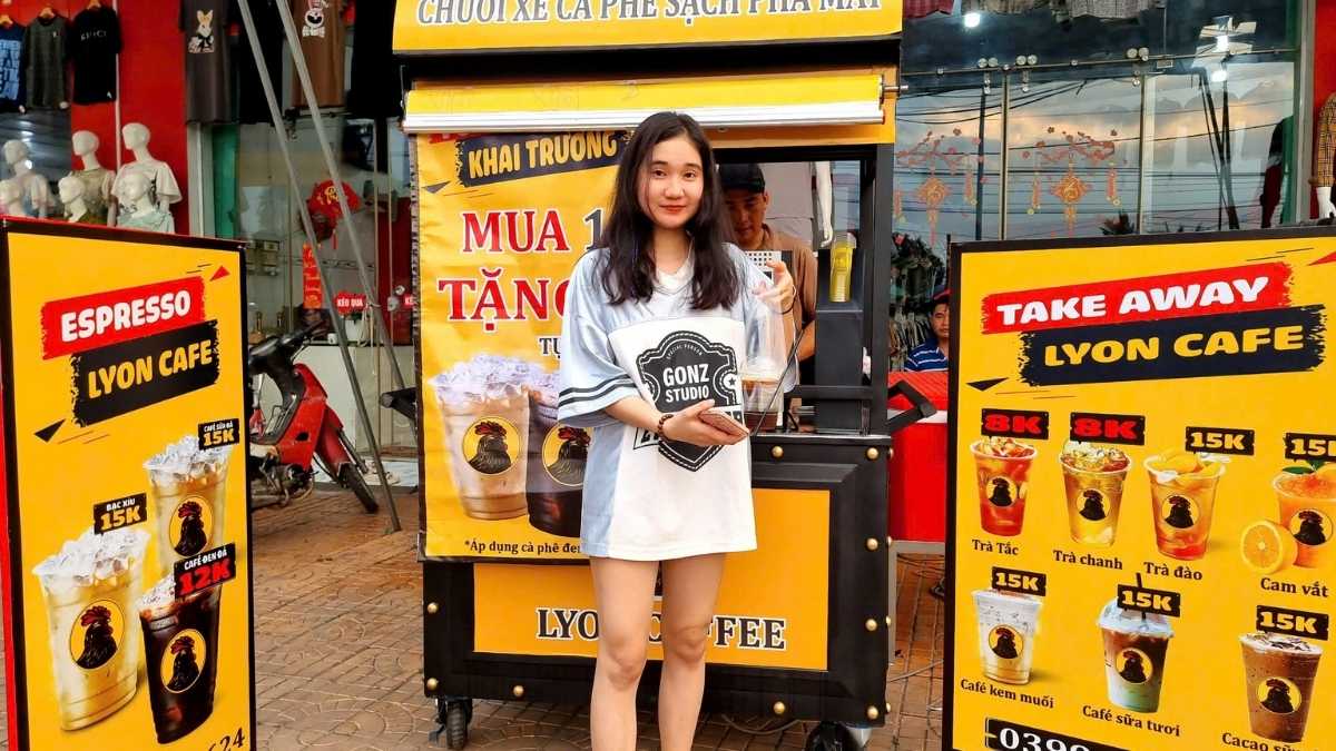 Xe mái vòm 120×70×195 cm với banner logo Lyon Coffee thu hút từ xa.