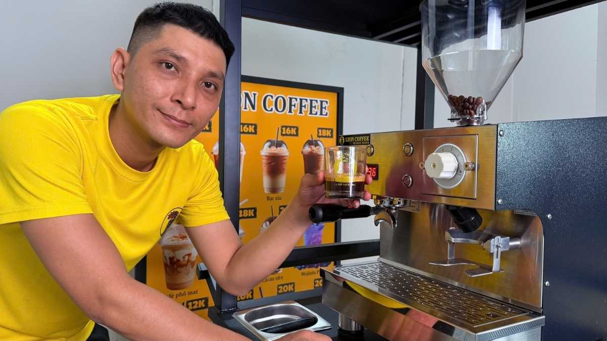 Lamvita Mio II với PID và volumetric tự động giữ espresso đồng nhất.