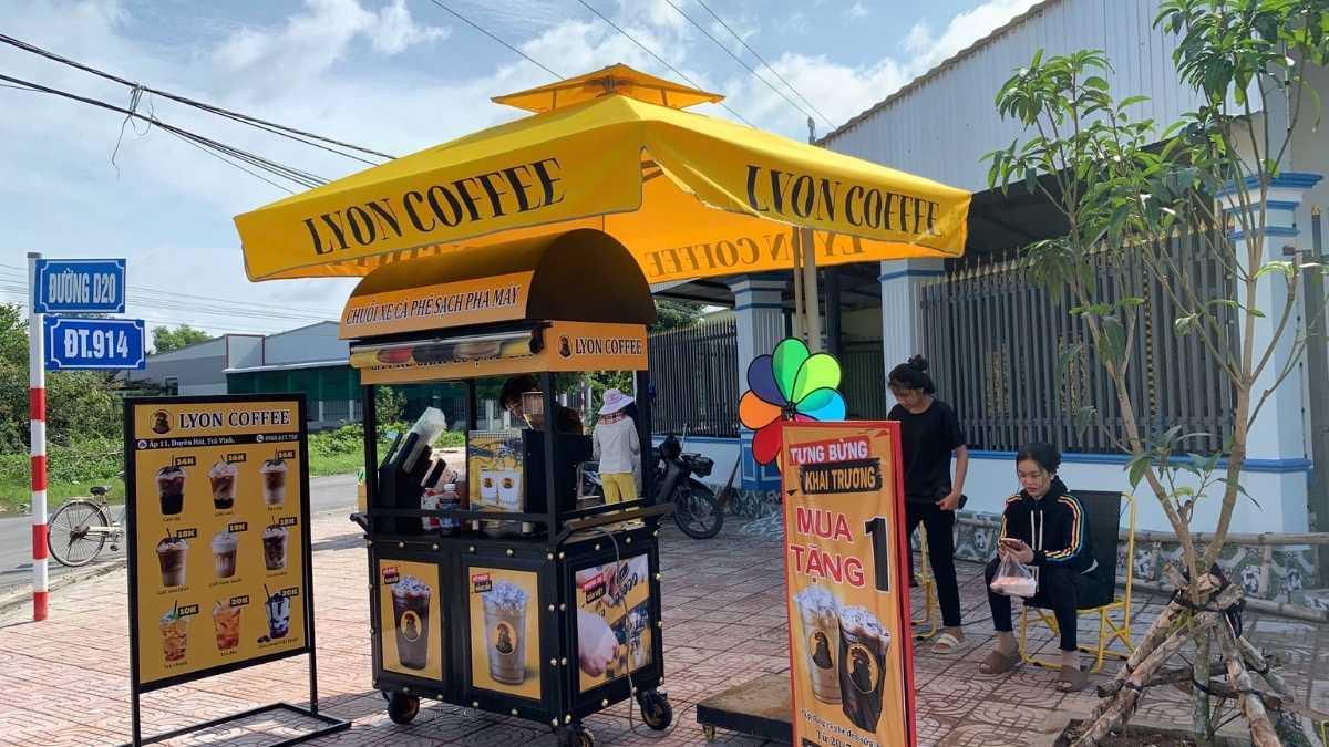 Xe mái vòm 2 lớp chống nắng mưa – logo Lyon Coffee thu hút từ xa.