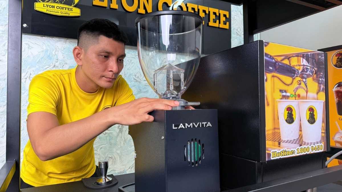 Lamvita MX auto dosing – burr 64 mm xay mịn, giữ hương cà phê ổn định.