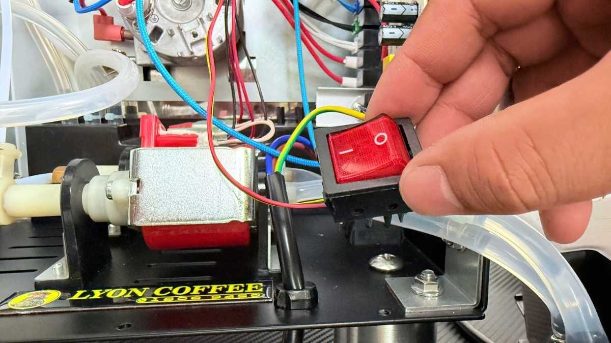 Thay công tắc Gemilai khi máy không khởi động hoặc rò điện