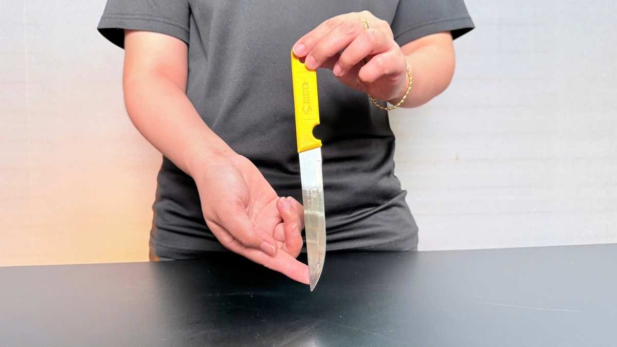 Dao gọt hoa quả KIWI cán vàng Thái Lan, nhỏ gọn tiện dụng.