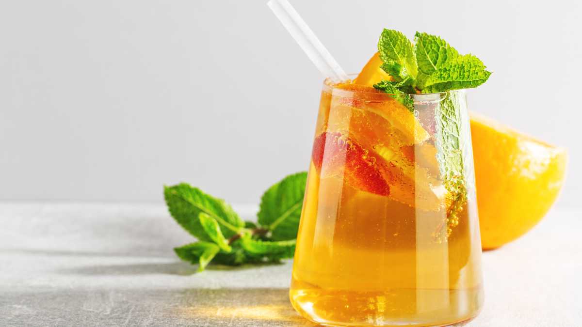 Hai lát đào đặt cạnh nhau – một lát Boddob và một lát đào tươi để so sánh