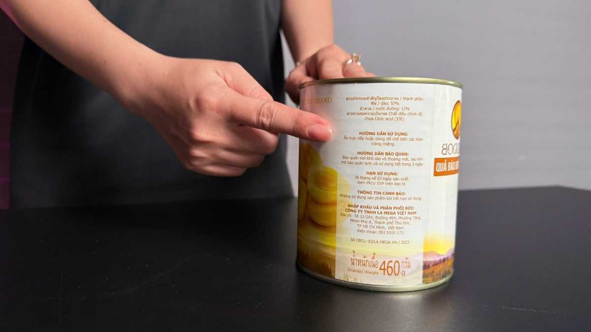 Miếng đào vàng cam trong nước đường ánh sáng tự nhiên trên nền trắng