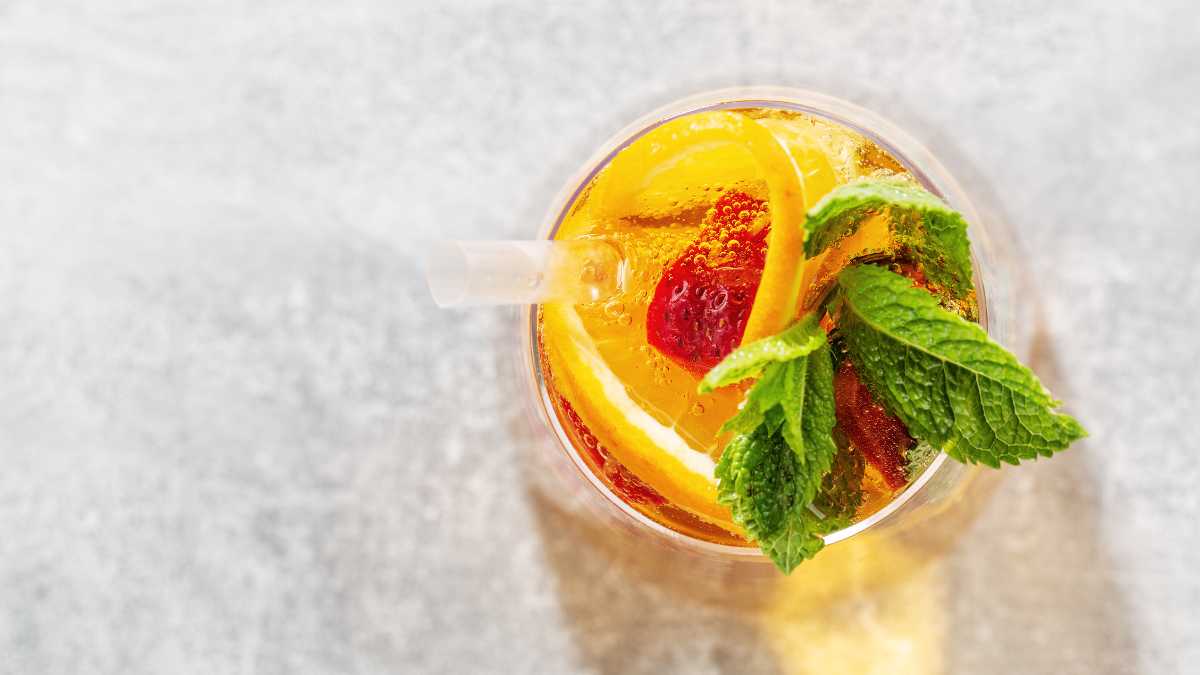 Ba món đồ uống: trà đào truyền thống, trà đào cam sả và yogurt đào