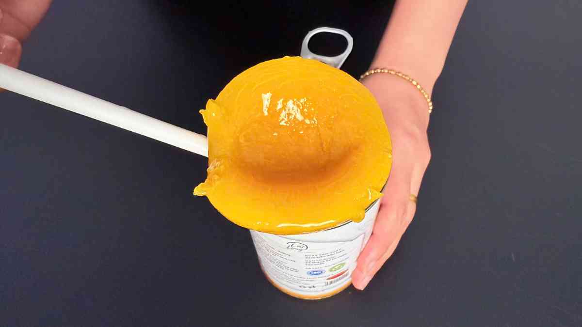 So sánh màu sắc và độ giòn miếng đào ngâm với trái đào tươi trong pha chế quán