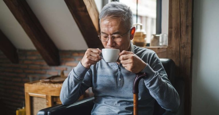 Đau khớp uống cà phê có tốt không