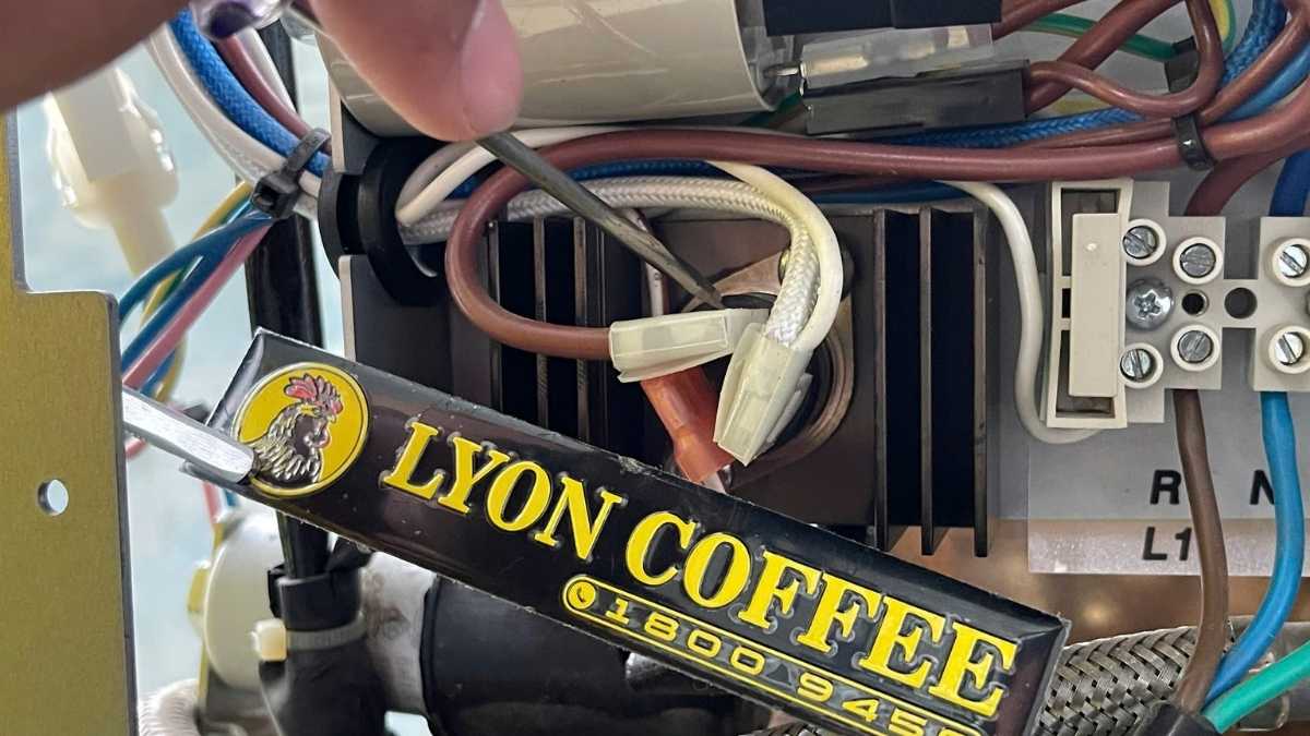 Điện trở đun máy pha cà phê Carimali bằng ống đồng xoắn kép, truyền nhiệt nhanh và bền.