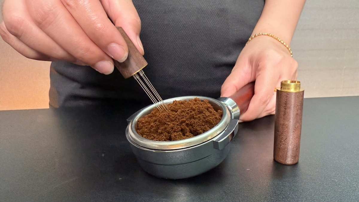 Barista dùng WDT tool để cải thiện chiết xuất espresso tại quán nhỏ.