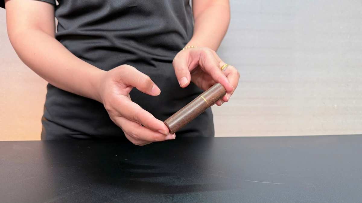 Dụng cụ WDT espresso nhỏ gọn, có nắp đậy tiện lợi.