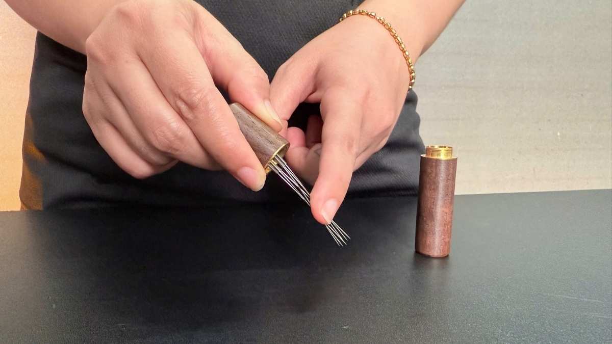 Khách hàng thưởng thức espresso được chuẩn bị bằng WDT tool.