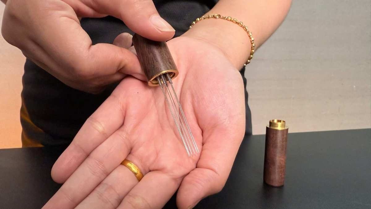 Dụng cụ WDT thân gỗ và kim inox chống gỉ dùng cho espresso.