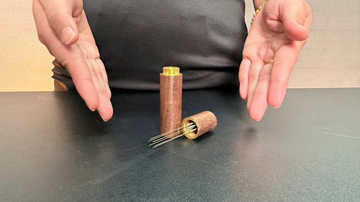 Dụng cụ đánh tơi bột cà phê Espresso với thân gỗ và kim inox.