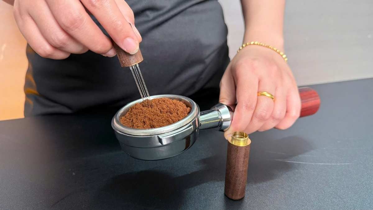 Barista dùng WDT tool để hạn chế channeling và chiết xuất đều hơn.