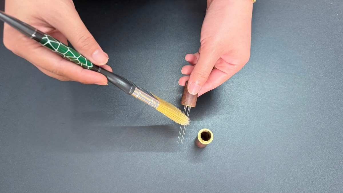 Vệ sinh dụng cụ đánh tơi bột cà phê Espresso sau khi dùng.