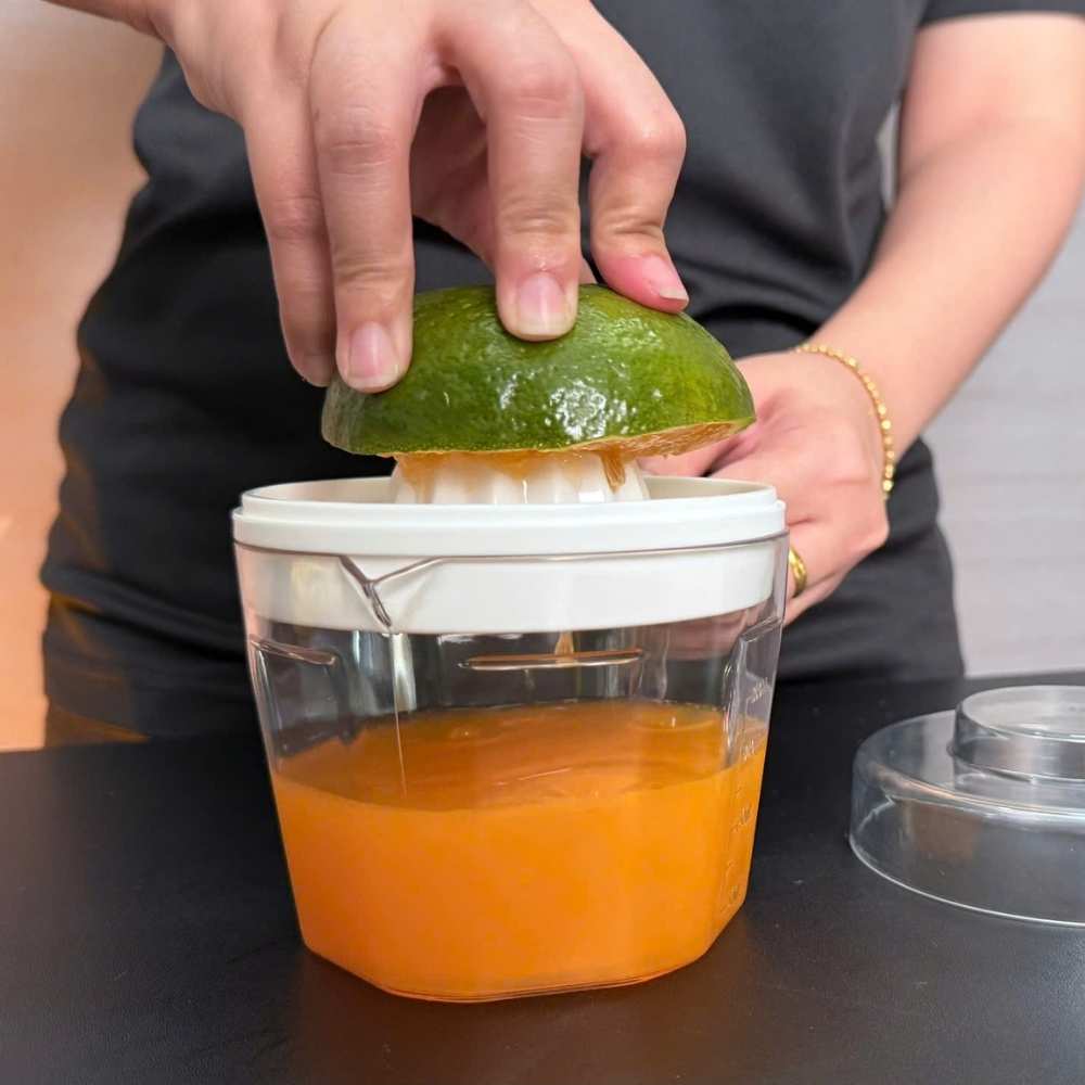 Đầu vắt chắc chắn giúp lấy nước cam nhanh, giữ vị tươi.