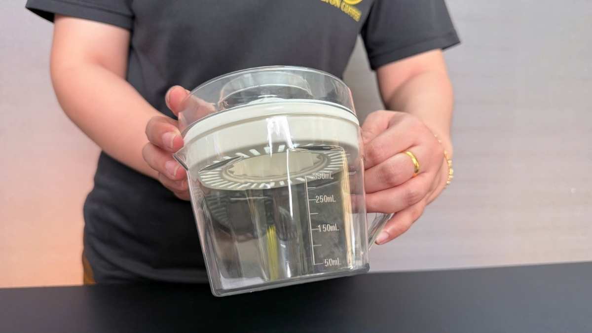 Dụng cụ vắt cam Việt Nhật dễ tháo lắp, vệ sinh nhanh chóng.