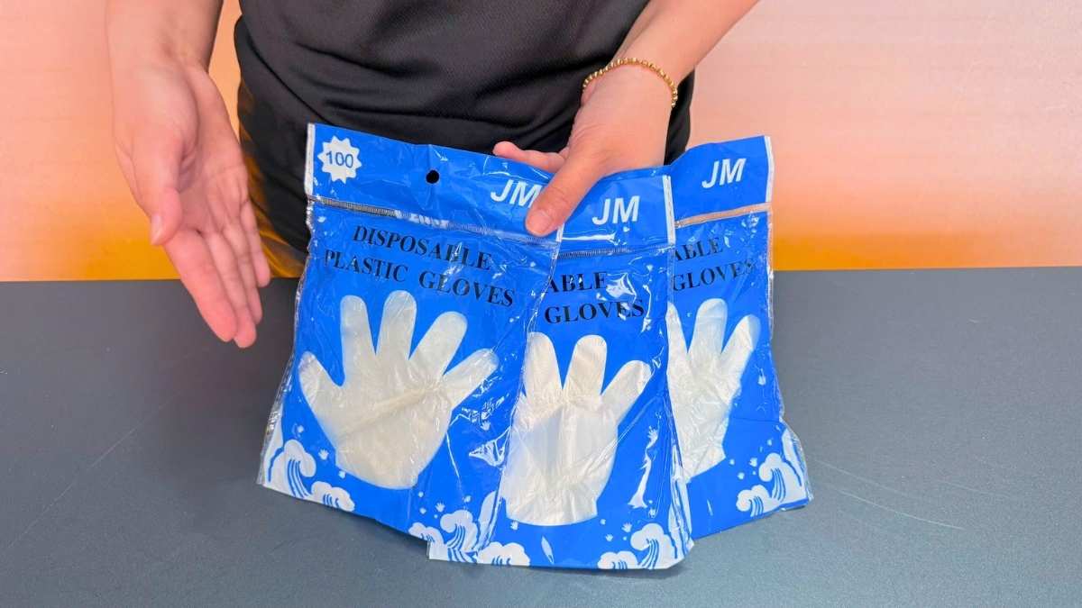 Barista đeo găng tay sinh học cắt chanh pha chế đồ uống