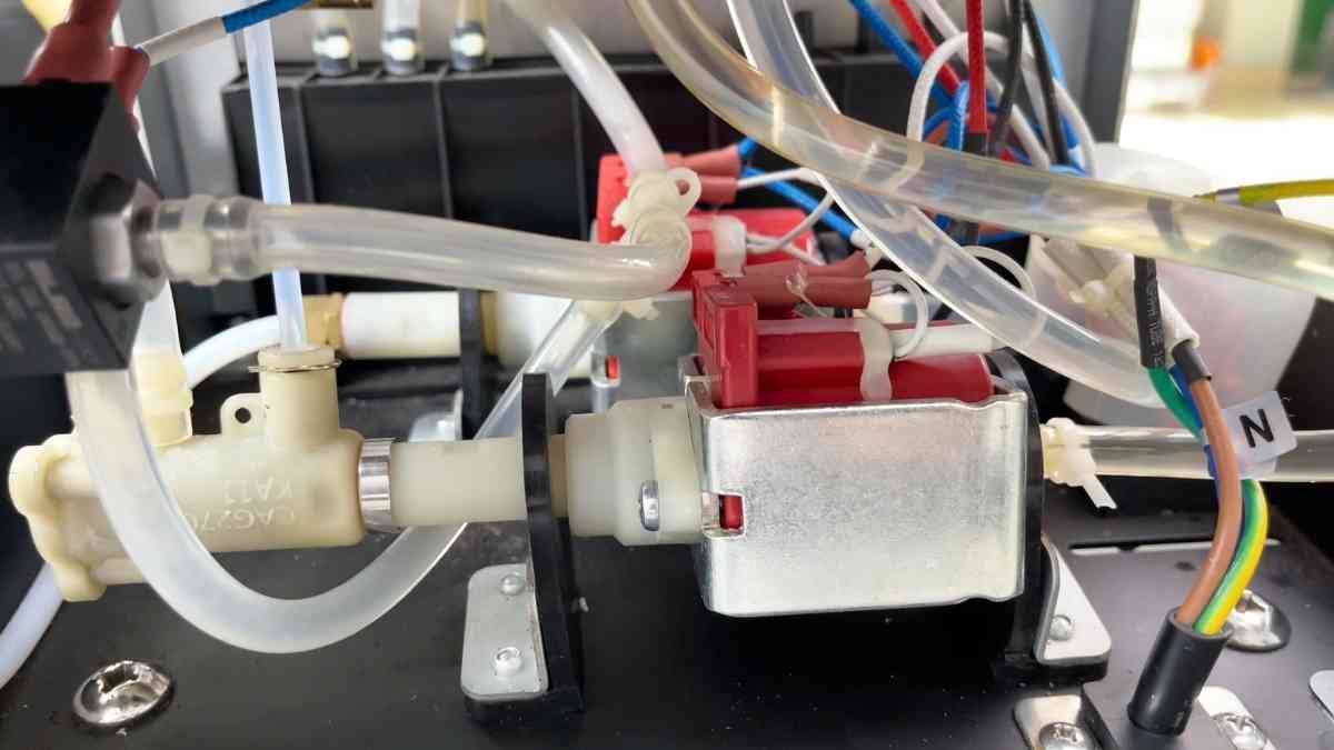 vibration pump ULKA Ý trong máy Gemilai CRM 3200B Pro