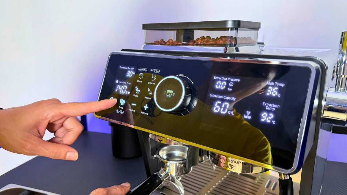 màn hình cảm ứng và steam wand xoay 360° của S-3200B