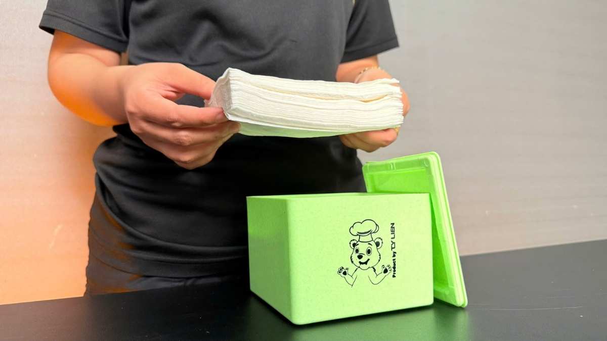 Hộp giấy ăn vuông nhỏ nhựa PP dùng trong văn phòng và quán.