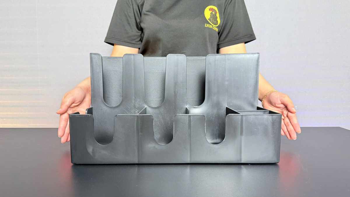 Kệ 9 ngăn 2 tầng giúp phân loại ly theo size và menu, giảm lấy nhầm khi đông