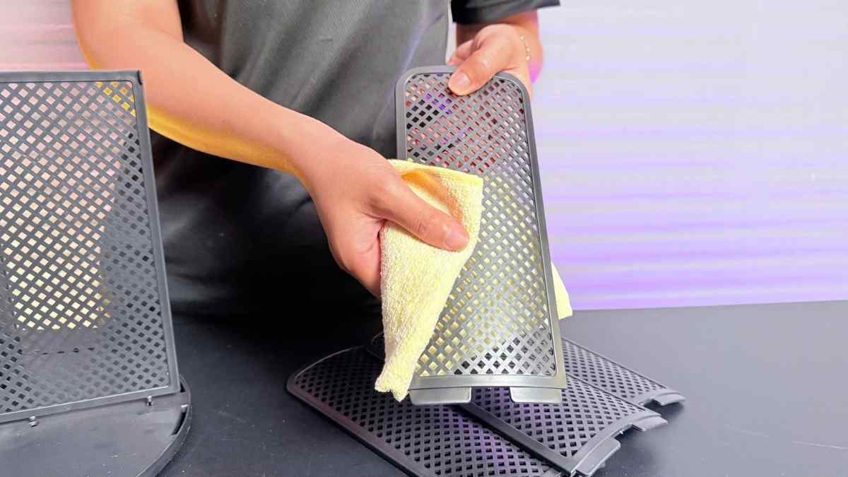 Vệ sinh khay úp ly xoay đúng và sai: lau khô, tránh để nước đọng lâu