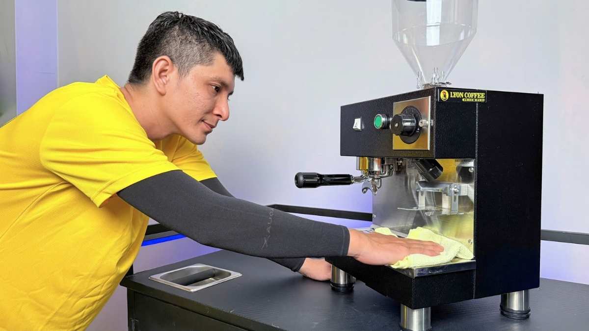 Khung vỏ làm từ inox và thép sơn tĩnh điện