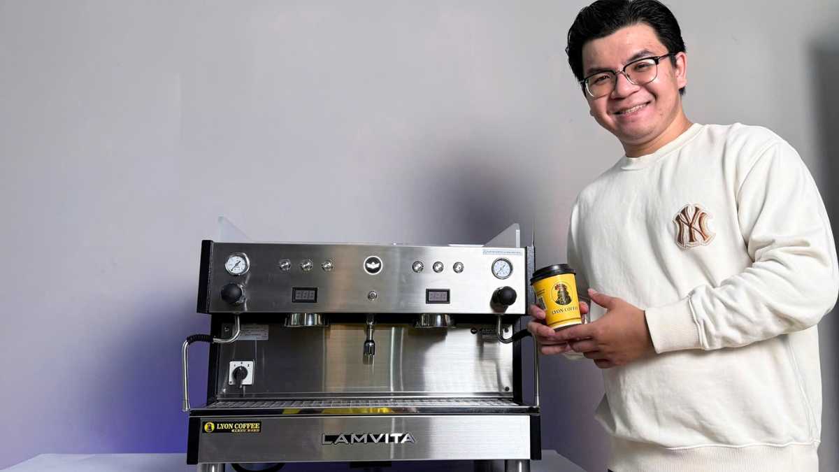 khách hàng hài lòng với máy pha cà phê Lamvita cũ tại Lyon Coffee