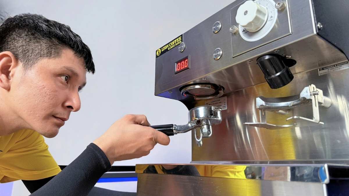 Bảng điều khiển PID của Lamvita Mio II với thân inox và thép sơn tĩnh điện.