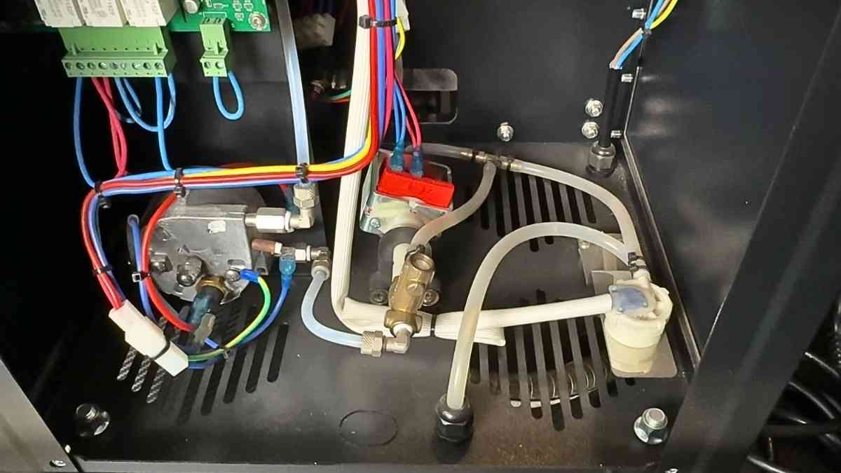 vibration pump ULKA Ý và logo Lamvita trên thân máy Mio II