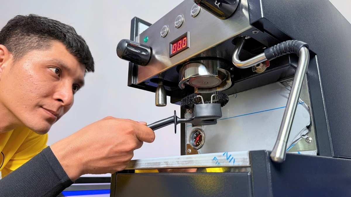 vệ sinh group head và vòi steam máy Lamvita SteamX