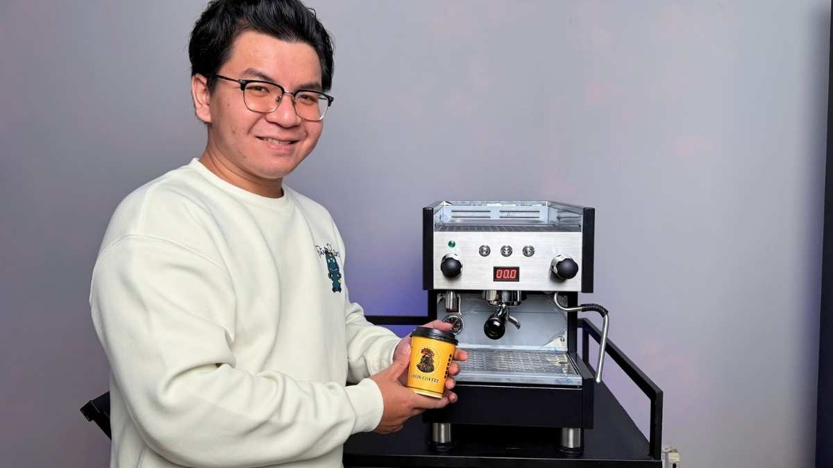 barista phục vụ khách bằng máy Lamvita SteamX trong quán take away