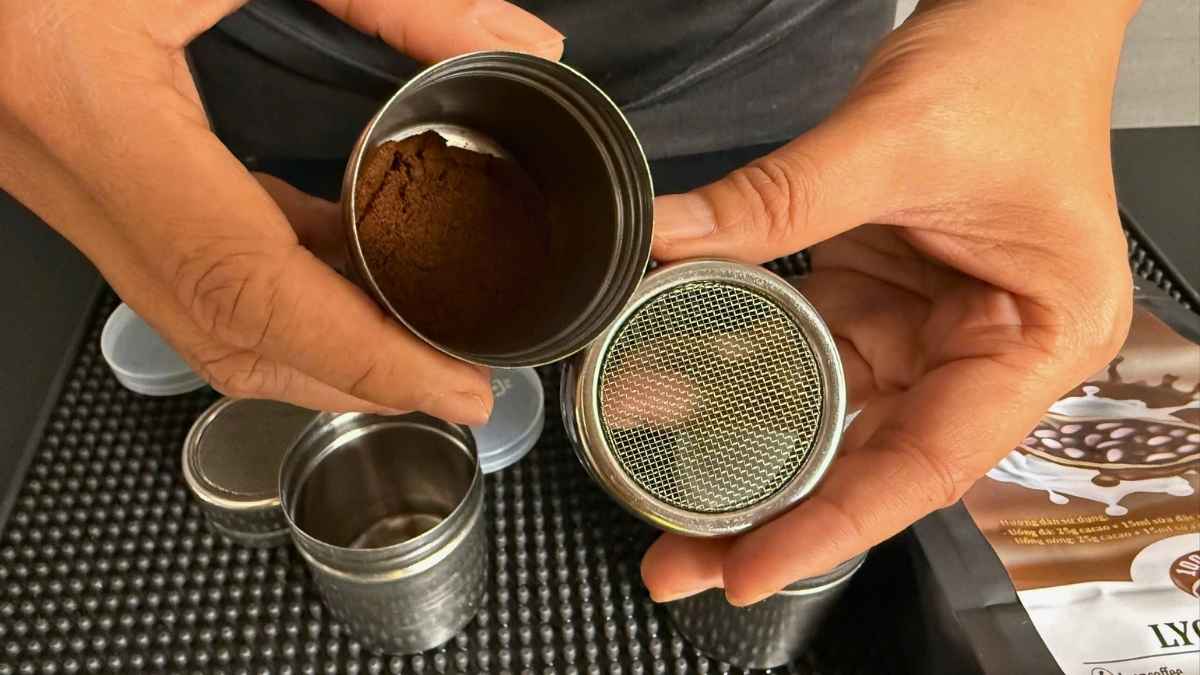 Lọ rắc bột inox rắc cacao đều cho cappuccino đẹp mắt