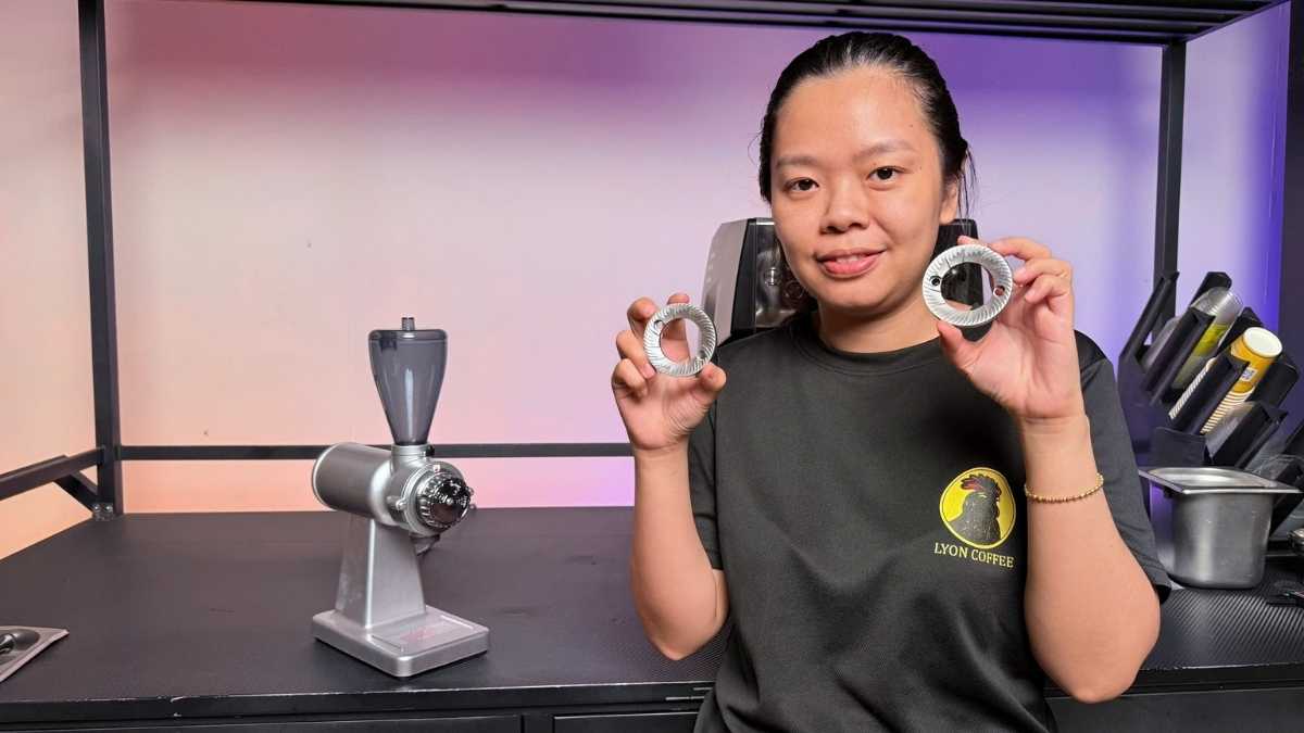 Lưỡi dao máy xay cà phê Akira được kiểm tra tại khu vực kỹ thuật