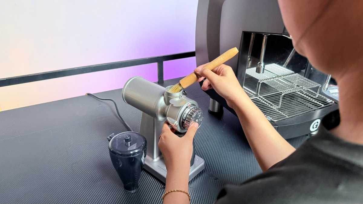 Vệ sinh khoang xay máy trước khi quyết định thay lưỡi