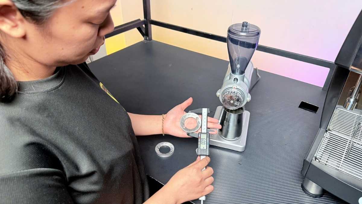 Đo kích thước lưỡi dao máy xay cà phê Akira bằng thước kẹp