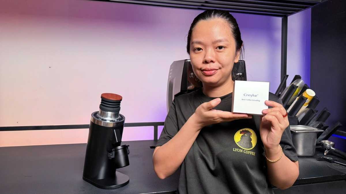 Người pha espresso tại nhà sử dụng máy xay DF64 với lưỡi Titanium