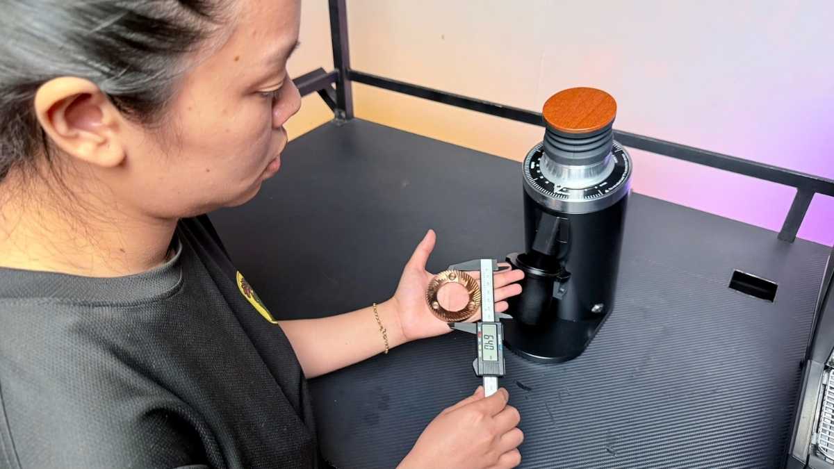 Quy trình thay lưỡi dao máy xay cà phê DF64 Titanium tại bàn kỹ thuật