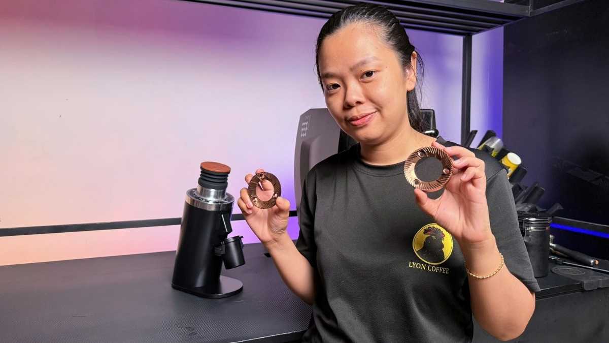 Lưỡi dao máy xay cà phê DF64 Titanium 64mm đặt tại khu vực kỹ thuật