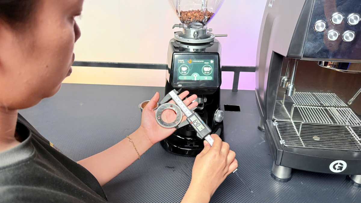 Đo kích thước thực tế lưỡi dao máy xay cà phê Fiorenzato 64mm